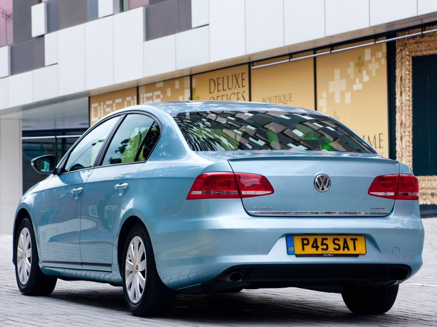  Volkswagen Passat BlueMotion 2010 года  (UK) (фото 10 из 15)